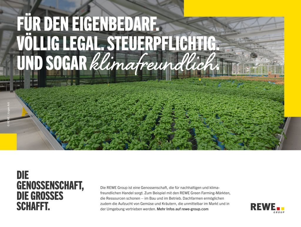 Ein großes Gewächshaus voller dicht wachsender grüner Pflanzen erstreckt sich unter einer hellen Stahlkonstruktion, daneben ist großer Text: 