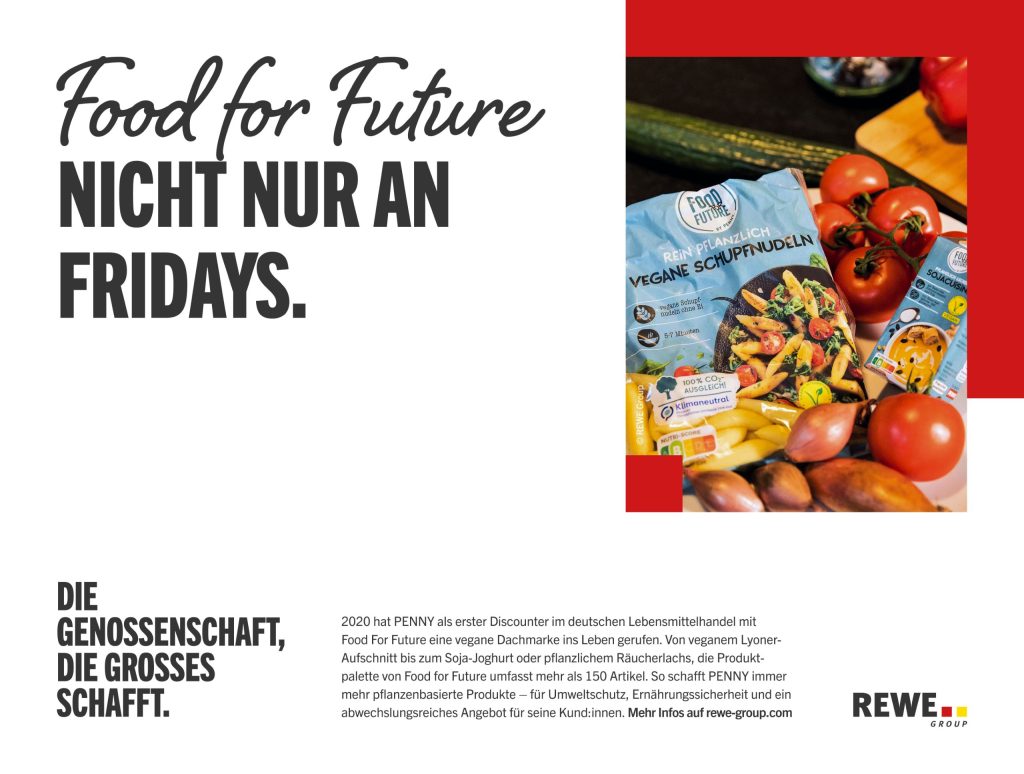 Verpackte vegane Produkte von Food for Future werden neben frischem Gemüse wie Tomaten und Zucchini auf einem Tisch präsentiert, daneben steht großer Text: 