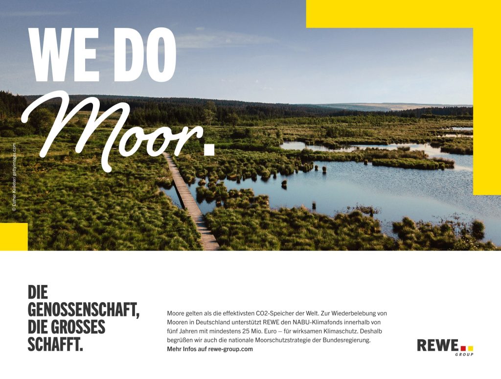 Eine Moorlandschaft mit kleinen Wasserflächen und Holzsteg erstreckt sich unter weitem Himmel, daneben steht großer Text: 