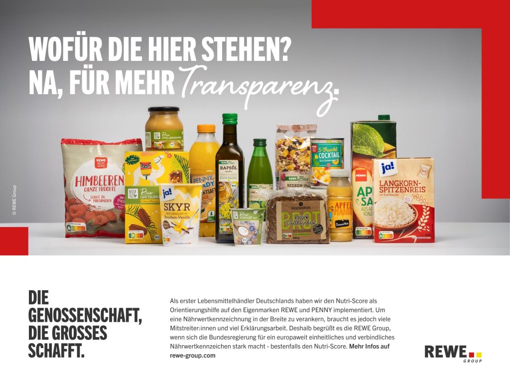 Verschiedene verpackte Lebensmittelprodukte stehen nebeneinander vor hellem Hintergrund, darunter Saft, Öl, Getreide und Tiefkühlware von REWE und PENNY, begleitet von großem Text: 