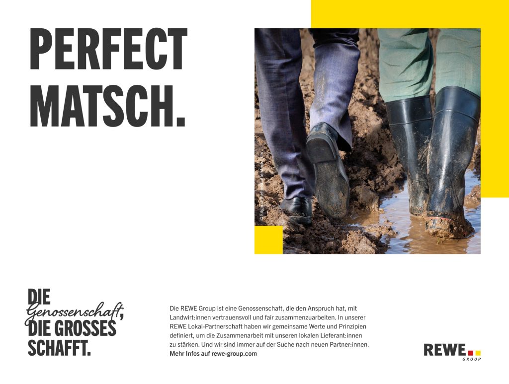 Zwei Personen tragen Gummistiefel und gehen durch nassen Schlamm mit Pfützen, daneben steht großer Text: 
