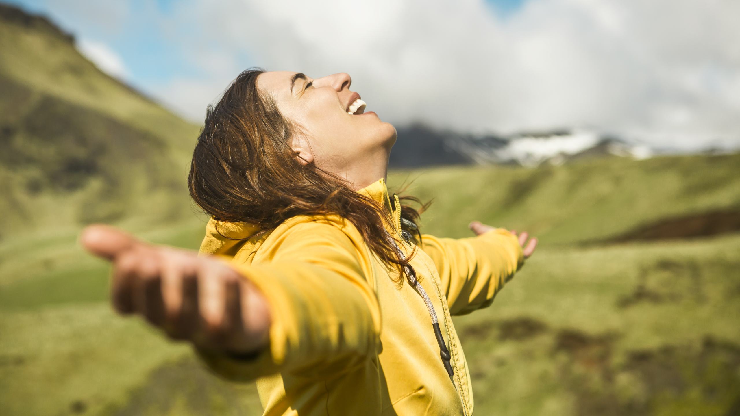 Eine Frau, die eine wunderschöne Landschaft betrachtet.