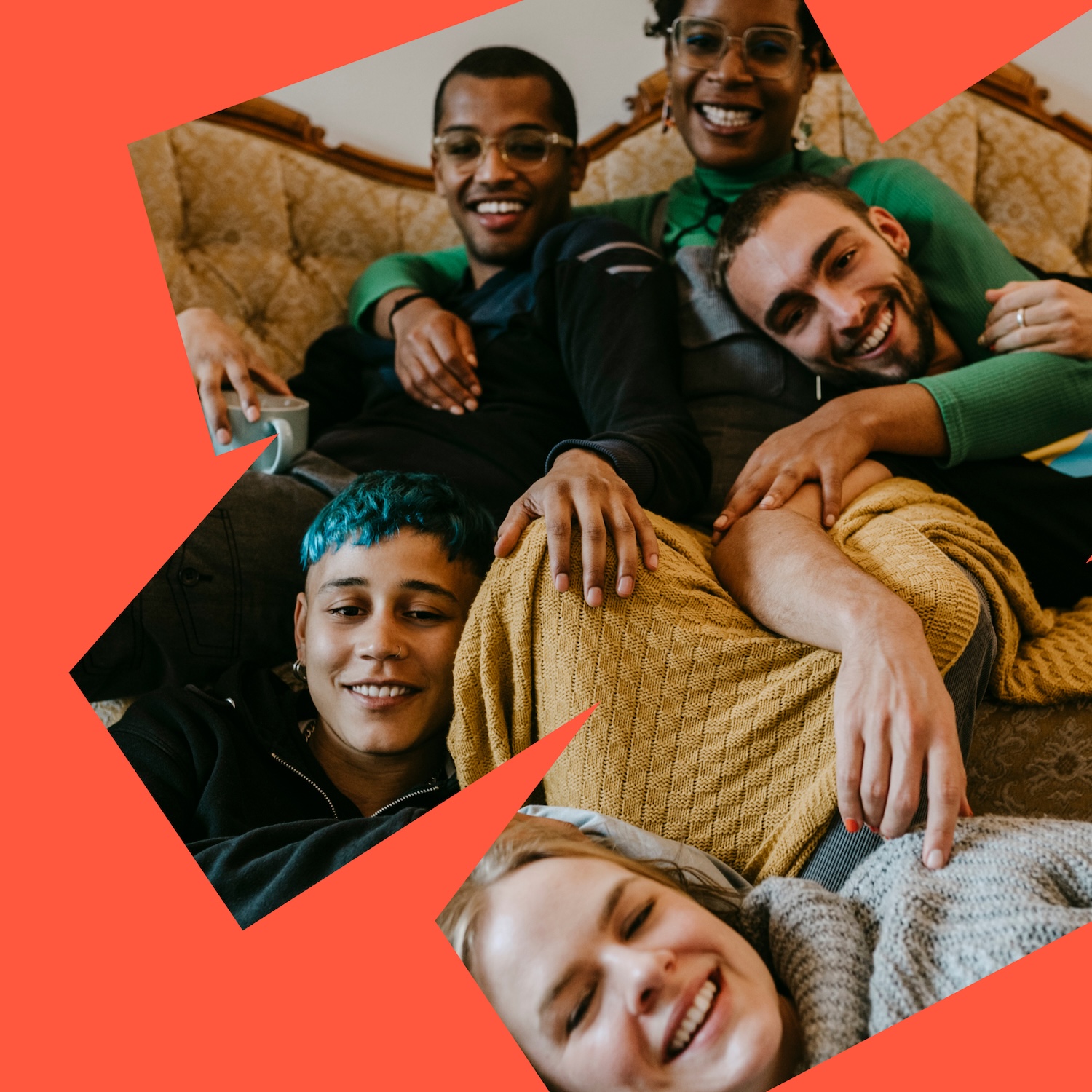 Fünf Personen sitzen und liegen dicht beieinander auf einem Sofa. Das Foto ist von einer leuchtend roten grafischen Fläche mit unregelmäßigen Ausschnitten eingerahmt.