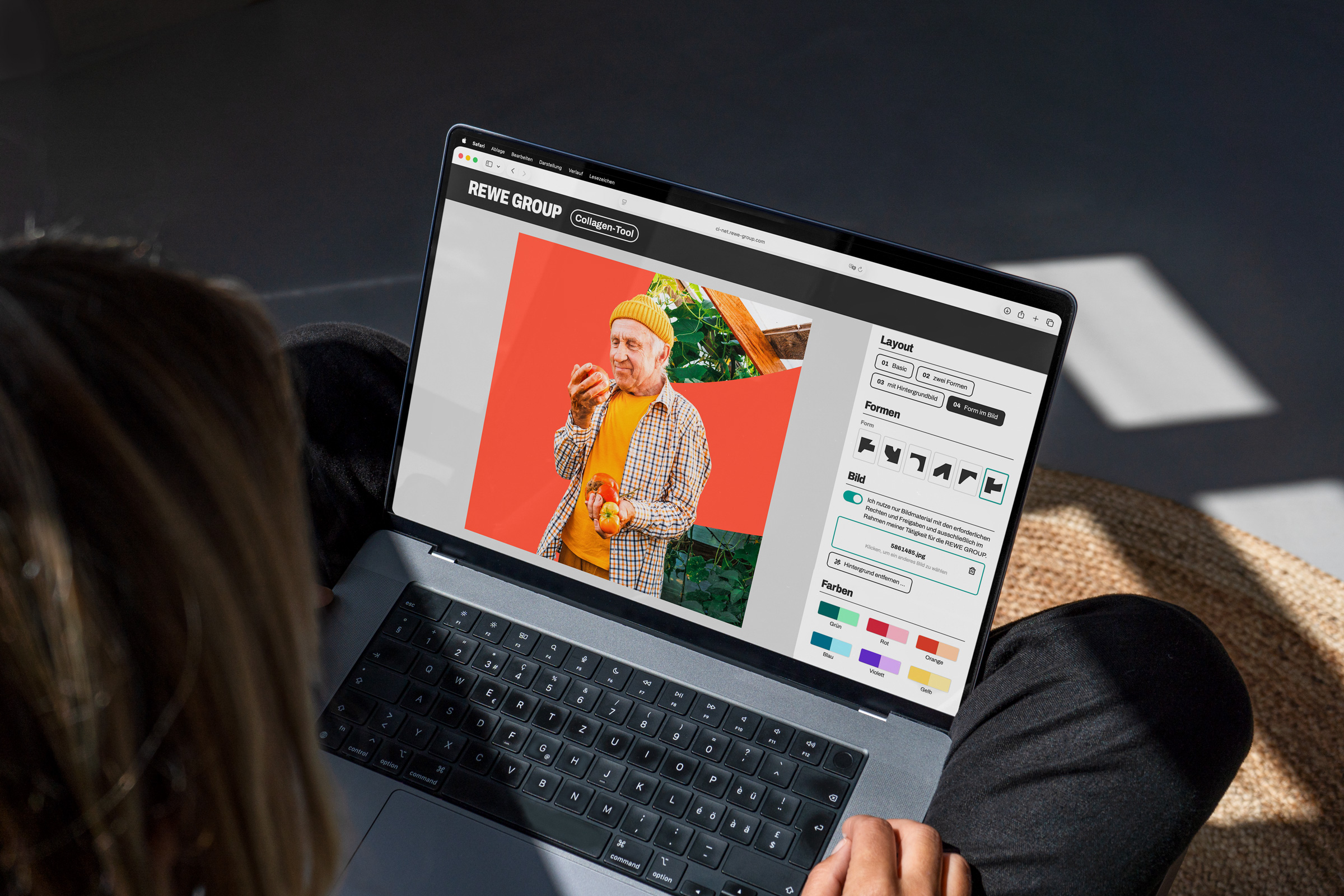 Person mit Laptop auf dem Schoß. Auf dem Bildschirm ist das REWE Group Collagen-Tool mit einem Bildmotiv sowie Auswahlmöglichkeiten für Layout, Formen und Farben geöffnet.
