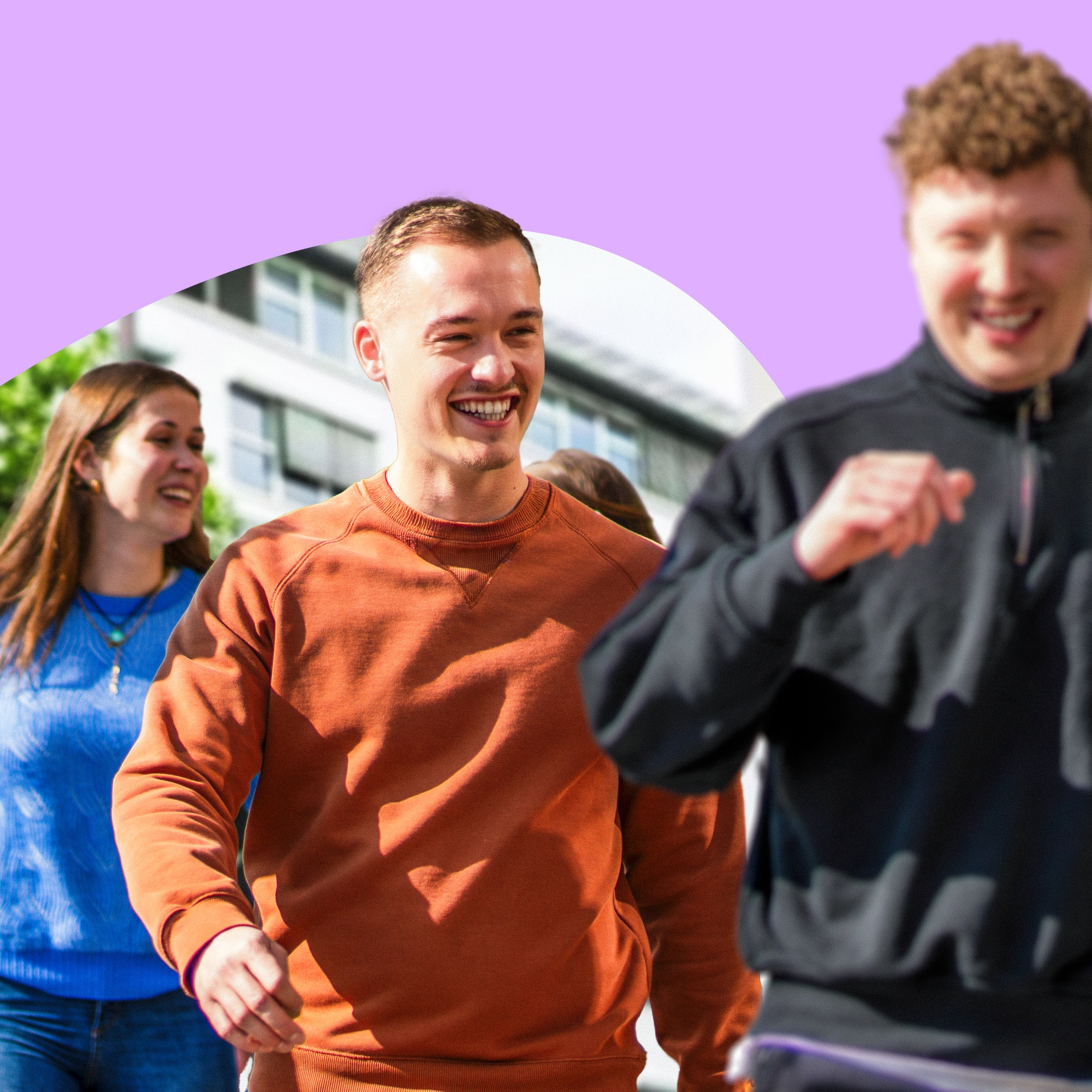 Drei Personen bewegen sich gemeinsam im Freien vor einem Gebäude. Das Foto ist von einer hellvioletten grafischen Fläche eingerahmt.