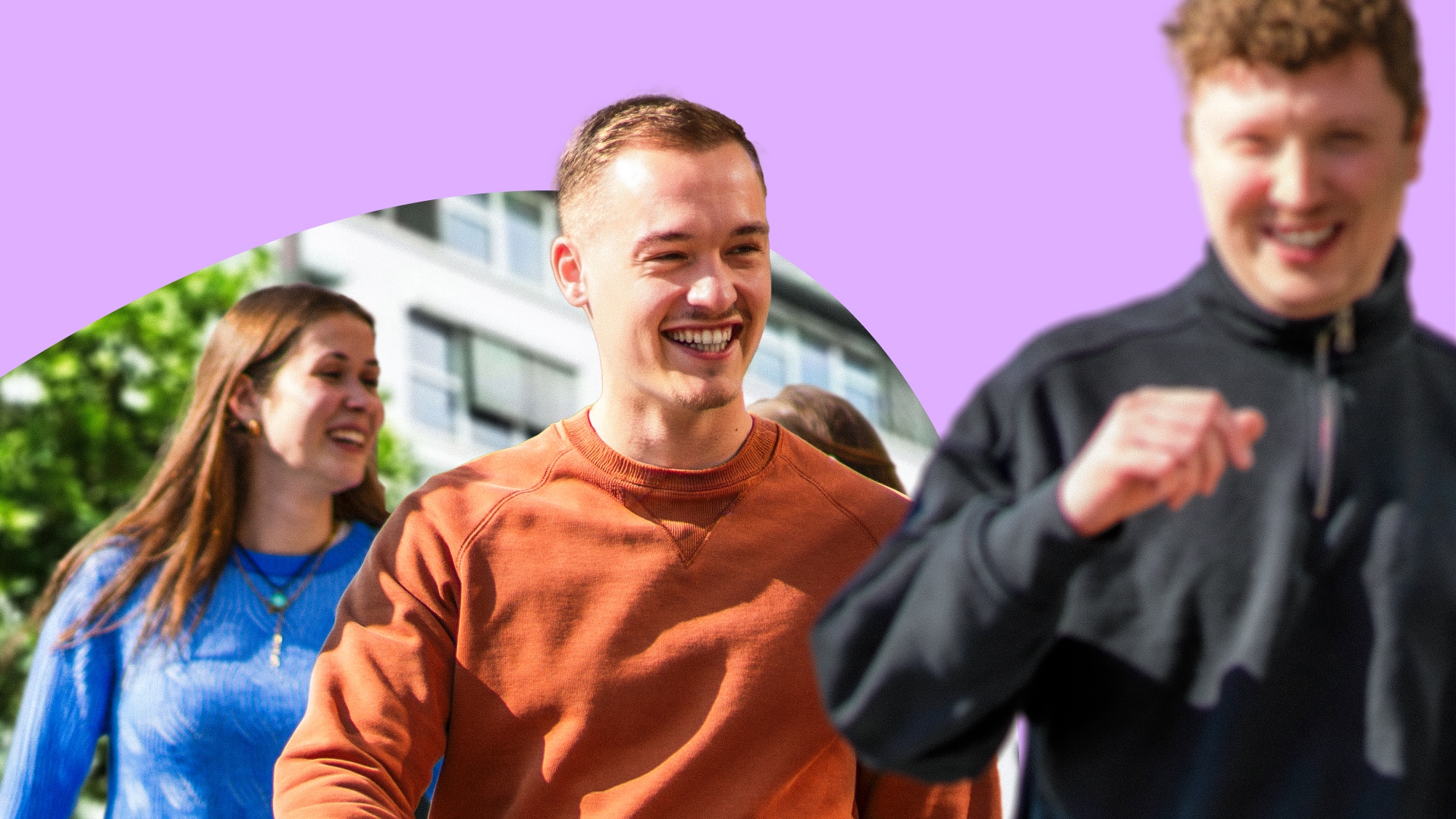 Drei Personen bewegen sich gemeinsam im Freien vor einem Gebäude. Das Foto ist von einer hellvioletten grafischen Fläche eingerahmt.
