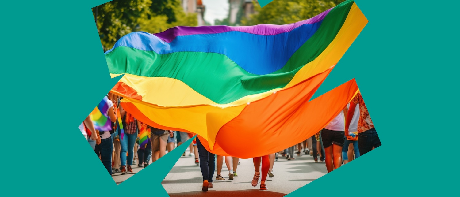 Große Regenbogenflagge wird von mehreren Personen bei einer Parade über der Straße getragen. Das Foto ist von türkisfarbenen grafischen Flächen eingerahmt.