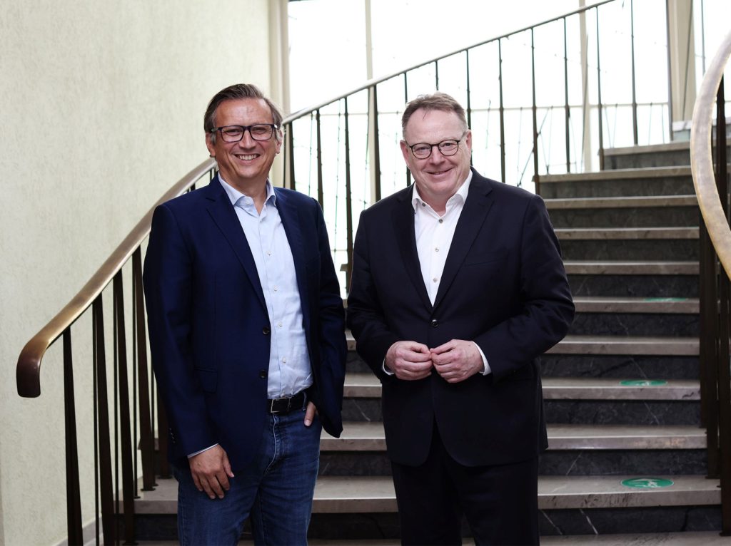 Porträt von Torsten Burmester, Oberbürgermeister der Stadt Köln, und Lionel Souque, Vorstandsvorsitzender der REWE Group
